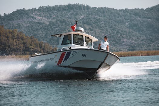 Ghidul Esențial pentru Marinari: Cum să Găsești Ușor Jobul Perfect pe Platformele Maritime 2 Coast guard boat cruising through the water with an officer on board, showcasing maritime security.