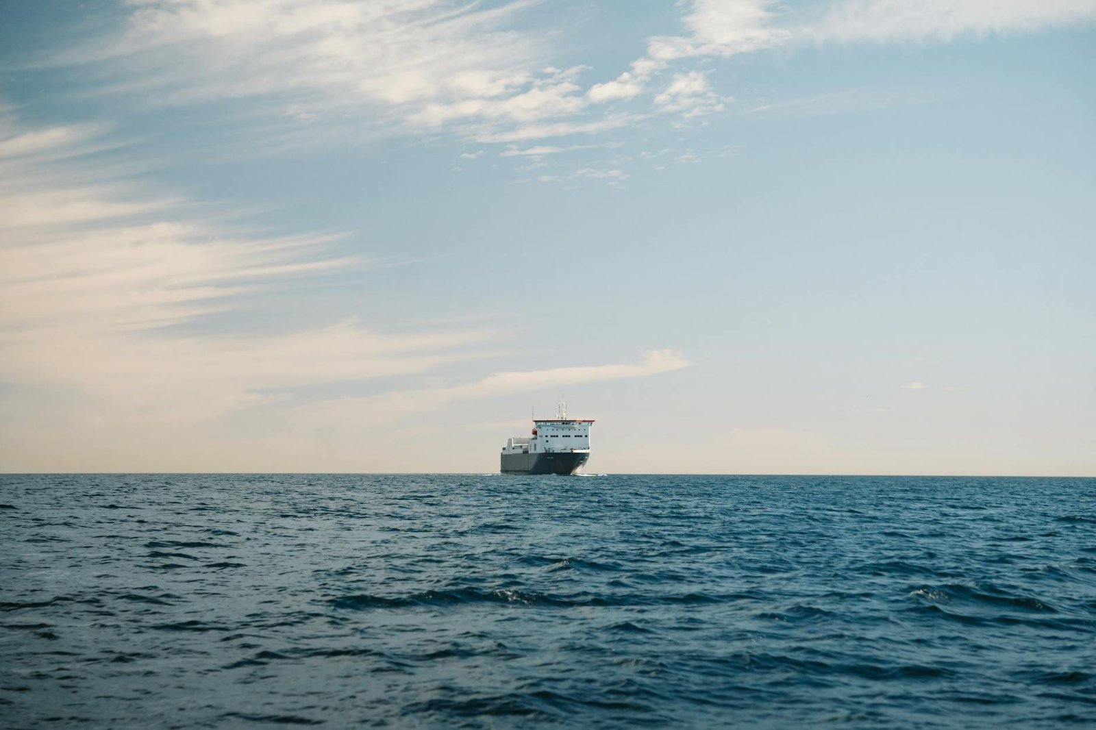 Joburi pe Vas de Croazieră vs. Locuri de Muncă Portuare în 2026: Care Ofertă Maritimă e Mai Bună Pentru Tine? 1 Joburi pe Vas de Croaziera vs featured