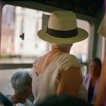 Offshore & Punte: Top Companii de Recrutare Marinari Comercianți în 2026 - Angajări Garantate! 2 Elderly woman with straw hat on a vaporetto in Venice, Italy.