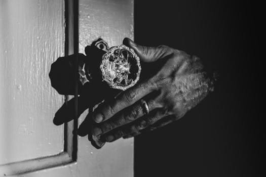 Offshore & Punte: Top Companii de Recrutare Marinari Comercianți în 2026 - Angajări Garantate! 4 A black and white image of a hand gripping a vintage glass door knob, evoking a sense of mystery.