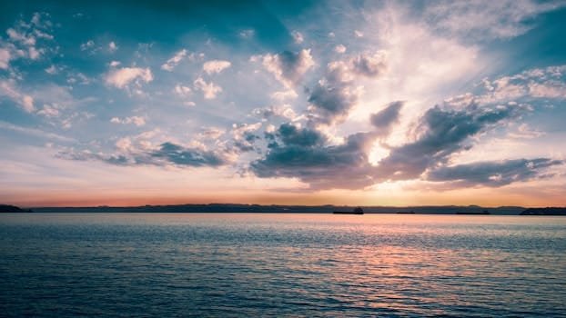 Oportunități de Carieră Maritimă Explozive în 2026: Ghidul Absolut pentru Angajări pe Vase de Croazieră și Formare Profesională de Top 2 Stunning view of ocean waves beneath vibrant sunset sky with dramatic clouds.