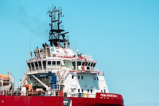 Ce este Certificatul STCW Manila pentru Ofițeri de Mașină și Cum Influențează Cariera Maritimă 3 Red and white tugboat Prima Nusantara X in Makassar harbor, South Sulawesi, under a clear blue sky.