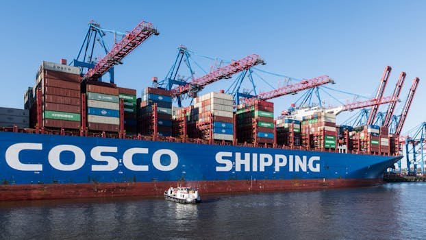 Comparația Detaliată a Contractelor de Navigație Pe Termen Scurt și Lung pentru Ofițerii de Punte din România 4 Container ship docked at Hamburg Port showing global trade and shipping logistics.