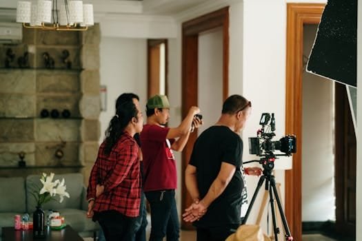 Cum să Alegi Lungimea Optimă a Contractului de Navigație Maritimă pentru Marinari 4 A professional photography crew working inside a studio with camera equipment.
