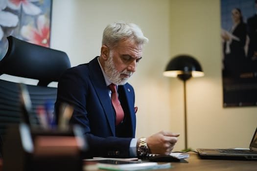 Cum să Compari Beneficiile Contractelor Ofițerilor Maritimi pentru Cel Mai Bun Salariu 2 Senior businessman in formal attire working at his office desk with focused expression.