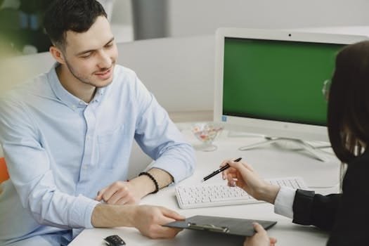 Cum să Compari Beneficiile Contractelor Ofițerilor Maritimi pentru Cel Mai Bun Salariu 3 Colleagues discussing project details at a modern office desk