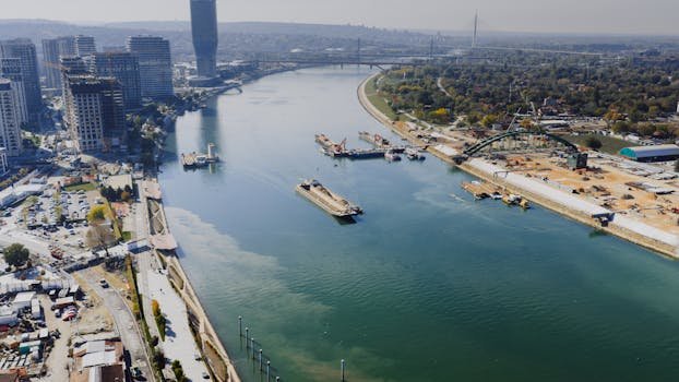 Cum să Compari Beneficiile Contractelor Ofițerilor Maritimi pentru Cel Mai Bun Salariu 4 Explore the striking aerial view of Belgrade's riverfront skyline and urban landscape.
