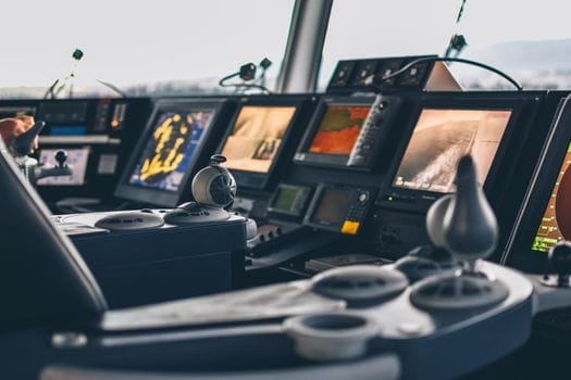 Ce este Cursul SSM Ofițer Maritim Certificat pentru Începători în România 2 High-tech nautical cockpit showcasing advanced navigation systems and controls.