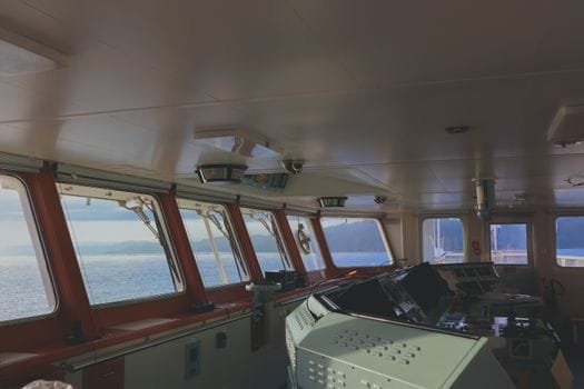 Ce este Cursul SSM Ofițer Maritim Certificat pentru Începători în România 3 Interior view of a ship's bridge with panoramic sea view in Spain.