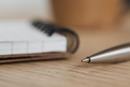Cum să Abordezi Problemele Frecvente de Angajare Marinari Offshore prin Agenții de Recrutare Experte 4 Side view closeup of opened ring bound notebook with blank pages near silver ball point pen placed on wooden table