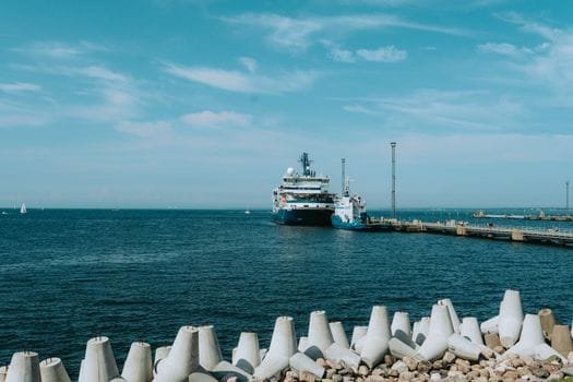 Cum să Alegi Între Crewing și Freelancing în Joburile Maritime și Impactul Asupra Salariilor 4 Scenic view of a cruise ship docked at Tallinn Harbor, capturing Estonia's coastal charm.