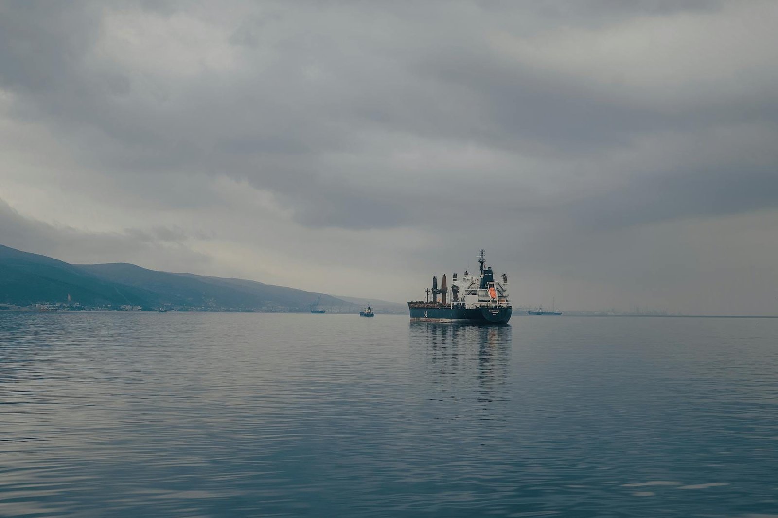 Cum să Alegi Între Crewing și Freelancing în Joburile Maritime și Impactul Asupra Salariilor 1 Cum sa Alegi Intre Crewing si featured