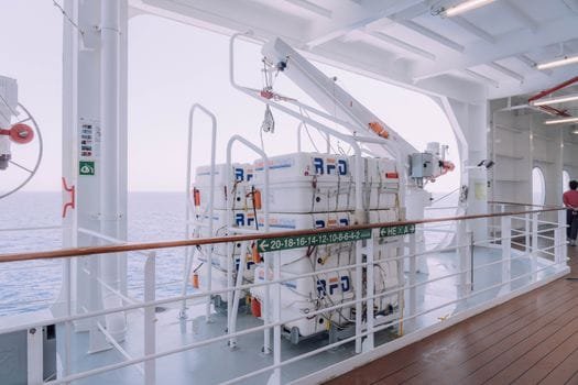 Cum să Compari Agențiile Crewing Marinari pentru a Alege Contractul de Navigație Potrivit 2 Cruise ship deck with lifeboats and safety equipment overlooking the serene ocean.
