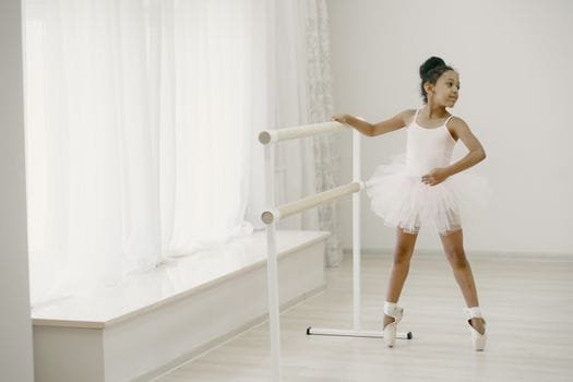 Cum să Identifici și eviți Probleme Comune cu Agențiile de Crewing Românești 2 A young ballerina in a tutu practicing ballet at an indoor studio with natural light.