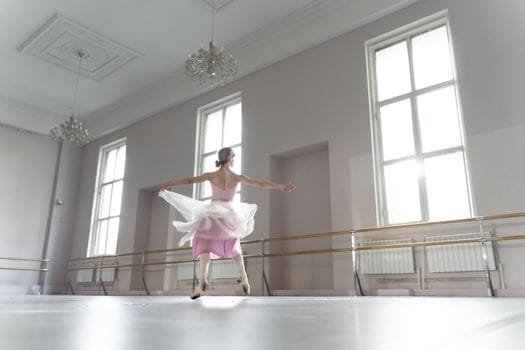 Cum să Identifici și eviți Probleme Comune cu Agențiile de Crewing Românești 3 A graceful ballerina practicing ballet movements in a bright, sunlit dance studio.