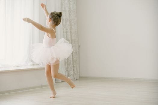 Cum să Identifici și eviți Probleme Comune cu Agențiile de Crewing Românești 4 A young girl in a tutu gracefully practices ballet in a bright, minimalistic room.