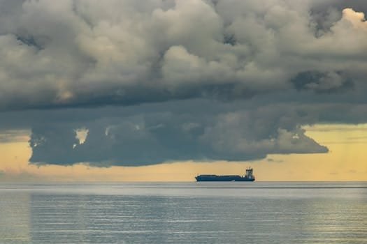 Cum să Obții Avantaje din Contractele Scurte pe Tancuri Petroliere ca Ofițer Maritim 2 A solitary oil tanker sails under dramatic clouds on the Tunisian coast near Radès.