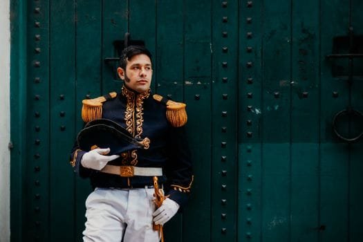 Top Agenții de Crewing Marinari: Compararea Costurilor și Beneficiilor Sociale în România 2 Portrait of a man in a historical military uniform in Buenos Aires, Argentina.