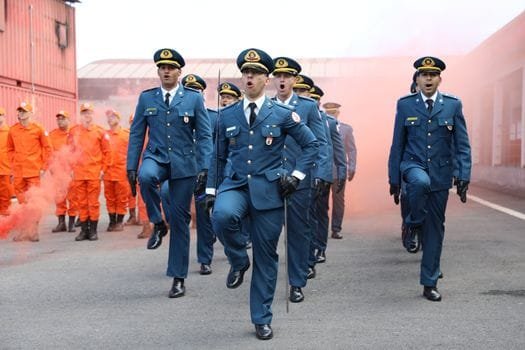 Top Agenții de Crewing Marinari: Compararea Costurilor și Beneficiilor Sociale în România 3 Military personnel march during a parade with firefighters, showcasing discipline and coordination.