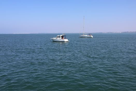 Ce Certificări sunt Esențiale pentru Marinarii Români care Caută Contracte de Navigație pe Timp de Vară 2026? 4 Pleasure boats sailing in the serene blue waters of the Bay of Cádiz, Andalusia.