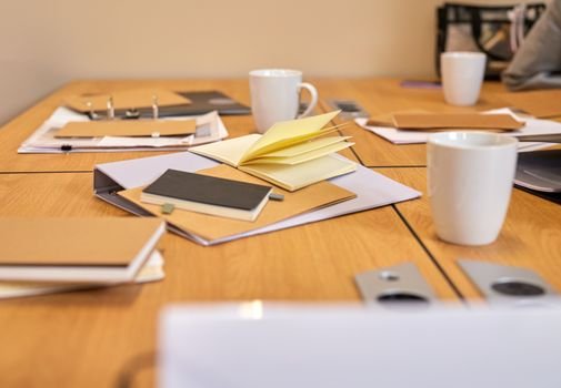 Contracte de Navigație Sezonieri vs Pe Termen Lung: Care este Alegerea Potrivită pentru Marinarii Români? 2 An overhead view of a tidy desk with notebooks and coffee mugs in an office setting.