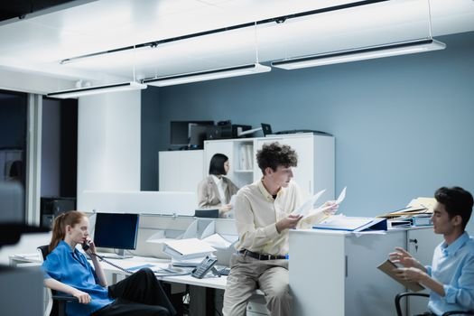Contracte de Navigație Sezonieri vs Pe Termen Lung: Care este Alegerea Potrivită pentru Marinarii Români? 3 Office team collaborating with documents in a modern workspace, focusing on teamwork and productivity.