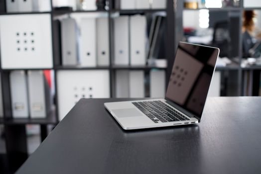 Adevărul despre Digitalizare: Nu Înlocuiește Nevoia de Recrutare Umana pentru Ofițerii Români în 2026 2 MacBook Pro displayed on a minimalist office desk with shelves in the background.