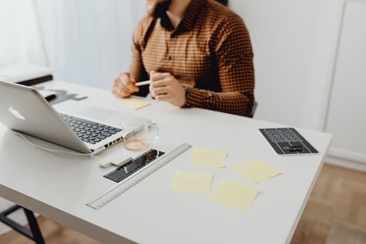 Adevărul despre Digitalizare: Nu Înlocuiește Nevoia de Recrutare Umana pentru Ofițerii Români în 2026 3 Modern workspace setup with laptop, office supplies, and a person in a checked shirt.