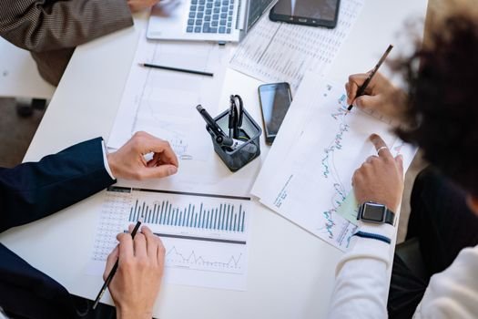 Căpitan de Croazieră: Carieră Locală vs Internațională în Navigația Comercială 3 Business team analyzing financial charts and graphs during a collaborative meeting.