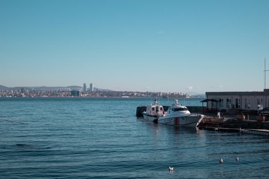 Joburi Maritime Vara 2026 vs Pe Tot Parcursul Anului: Ce Aleg Pentru Marinarii Români? 4 Tranquil photo of the Istanbul coastline with boats and cityscape, showcasing the beauty of the Bosphorus.