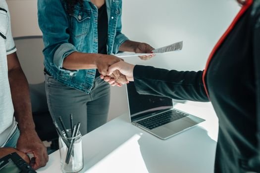 Top 6 Certificări Navale care Optimizează Ofertele de Muncă pentru Ofițerii Români în 2026 2 Two people shaking hands over a desk signifies a business agreement or partnership.