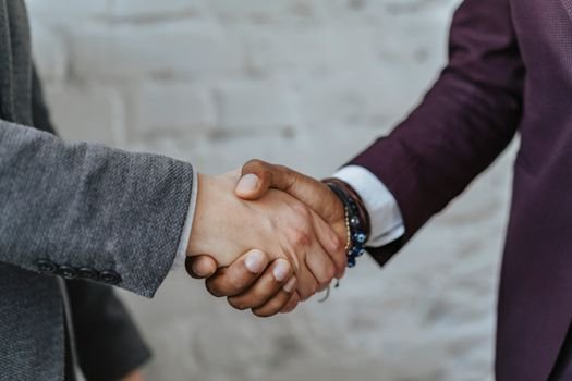 Top 6 Certificări Navale care Optimizează Ofertele de Muncă pentru Ofițerii Români în 2026 3 Professional handshake symbolizing cooperation and partnership in a business setting.