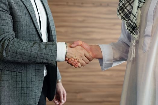 Top 6 Certificări Navale care Optimizează Ofertele de Muncă pentru Ofițerii Români în 2026 4 Close-up of a handshake between two men in business attire, symbolizing cooperation and partnership.
