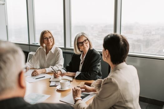 Top 7 Opțiuni de Angajare în Poziția de Boatswain în România, August 2026 4 Business professionals engaged in a strategy meeting in a contemporary office. Daytime setting.