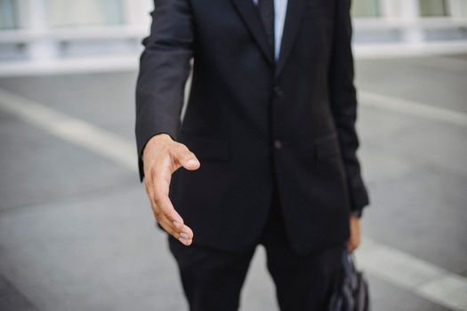 Ce Certificări Îți Asigură Un Job în Echipajul de Punte în România în Septembrie 2026? 2 Close-up of a businessman in a suit reaching out for a handshake, symbolizing connection.