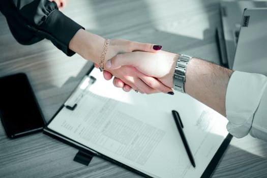 Ce Certificări Îți Asigură Un Job în Echipajul de Punte în România în Septembrie 2026? 3 Close-up of a professional handshake over a contract, symbolizing a successful business deal.