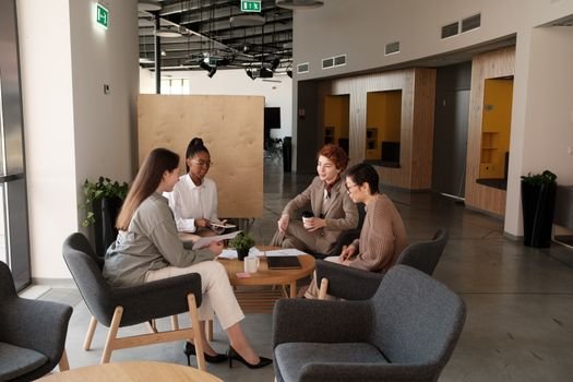 Ce Certificări Sunt Necesare pentru un 'Boat Officer' pe Nave Comerciale în România? 3 Group of professionals collaborating in a modern office lounge area, engaging in team discussions.