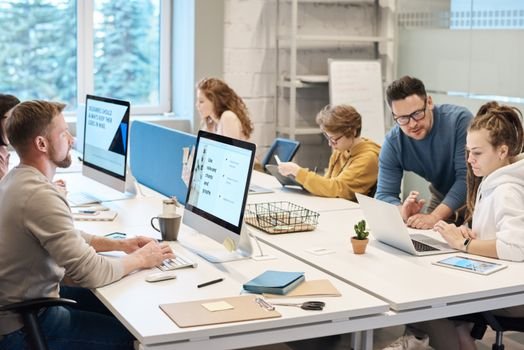 Ce diferențe există între certificările internaționale și cele românești pentru deck officers în toamna 2026? 2 Team collaboration in a modern office setting with computers and diverse employees working together.