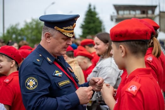 Top 5 Oportunități de Carieră pentru Navigatori în Toamna 2026 în România 4 A military officer engages with youth cadets in uniform at an outdoor event.